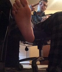 Living at boy feet 6008830113e1e.jpg