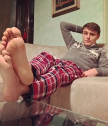 In love with boys bare feet 600ae8722bd37.jpg