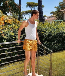 Guys wearing flops 60119c4d9ee4d.jpg