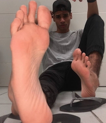 Alphas show feet 602d52ed83e92.jpg