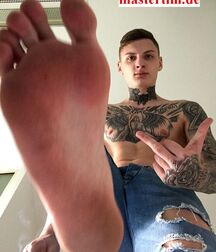 Beauties shows pretty feet 6053523362217.jpg