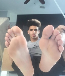 Beauties shows pretty feet 605352428cb24.jpg