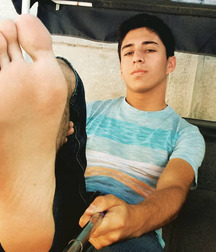Beauties shows pretty feet 6053526fca256.jpg