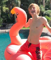 Beach boy beauty (no nudes) 605e888c797a1.jpg