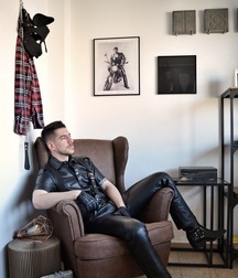 Leather and boots fetish 606239dedeecc.jpg