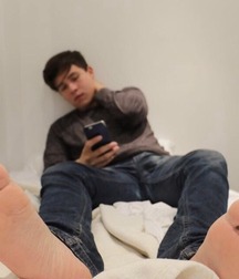 Guys lovin bare feet 6068cc5ae7be4.jpg