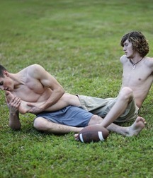 Guys lovin bare feet 6068cc643e59c.jpg