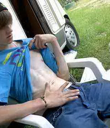 A beauty and his caravan 6090521cc8fee.jpg