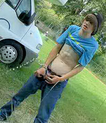 A beauty and his caravan 6090525f544ce.jpg