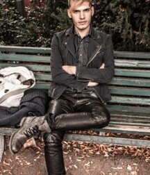 Guys wearing leather 60da42458e760.jpg