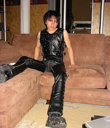 Guys wearing leather 60da42585badf.jpg
