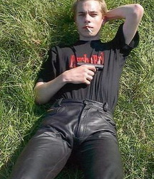 Guys wearing leather 60da4260e8496.jpg
