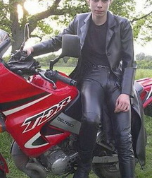 Guys wearing leather 60da42630f786.jpg
