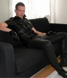 Guys wearing leather 60da42766cd43.jpg