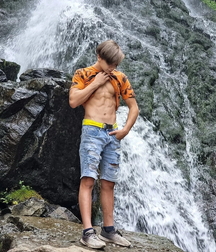 Hotties in summer sun 6135394438e3c.jpg