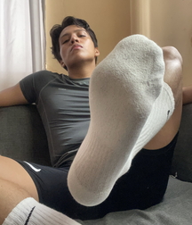 Sweaty feet may need a tongue bath 616b13269969b.jpg