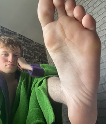 Sweaty feet may need a tongue bath 616b134464299.jpg