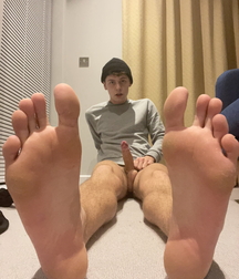Sweaty feet may need a tongue bath 616b13778933a.jpg
