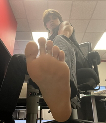 Boys show big smelly feet 617f10b873437.jpg