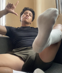 Boys show big smelly feet 617f10bcc135e.jpg