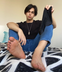 Boys show big smelly feet 617f1104a1edf.jpg