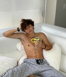 Male beauty 6189319e23cad.jpg