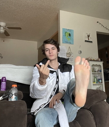 Worship masters smelly feet 61c8fb6696c44.jpg