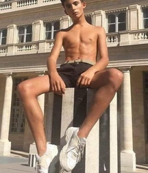 Hotties to find everywhere 61f1bfa38564f.jpg