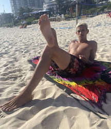Hotties to find everywhere 61f1c0014aae5.jpg