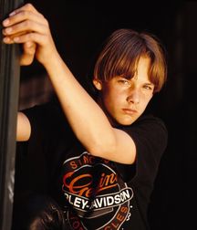 Brad Renfro 5c2ab9bec8b87.jpg