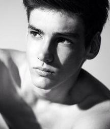 Brenton Thwaites 5c4fee503a81c.jpeg