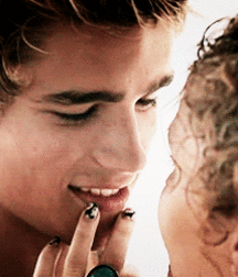 Brenton Thwaites 5c4fee6de0644.gif