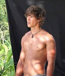 Brenton Thwaites 5c4fee6ed7a4d.jpeg