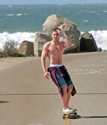 Zac Efron 5c683fc79e6ed.jpg
