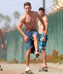 Zac Efron 5c683fc9b9e3d.jpg