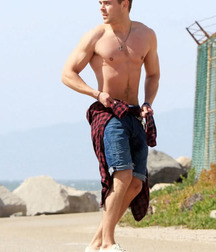 Zac Efron 5c683fcb06045.jpg