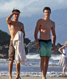 Zac Efron 5c683fcc05477.jpg