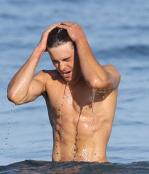 Zac Efron 5c683fce43696.jpg
