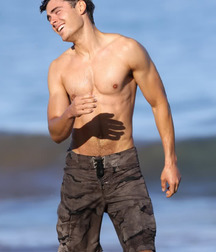 Zac Efron 5c683fd2e57a1.jpg