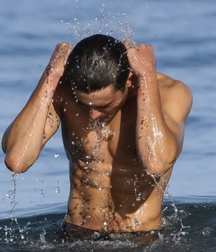 Zac Efron 5c683fd6511d8.jpg