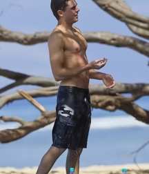 Zac Efron 5c683fd8a0448.jpg