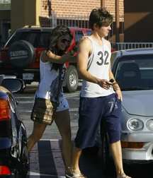 Zac Efron 5c68400658204.jpg