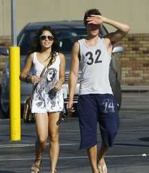 Zac Efron 5c68400874e02.jpg