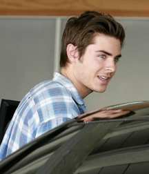 Zac Efron 5c6840098cf55.jpg