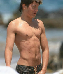 Zac Efron 5c68404097330.jpg