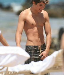 Zac Efron 5c68405048b01.jpg