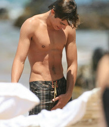 Zac Efron 5c6840515b73b.jpg