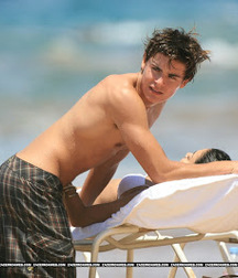 Zac Efron 5c6840527ca7f.jpg