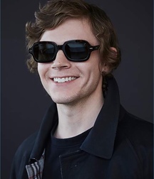 Evan Peters 5c6fac23d2666.jpg