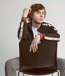 Evan Peters 5c6fac2684c30.jpg